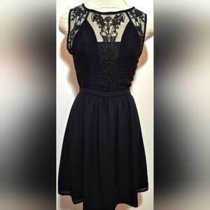 CHIC LACE DETAILED LOVE 21 BLACK MINI DRESS. NWOT